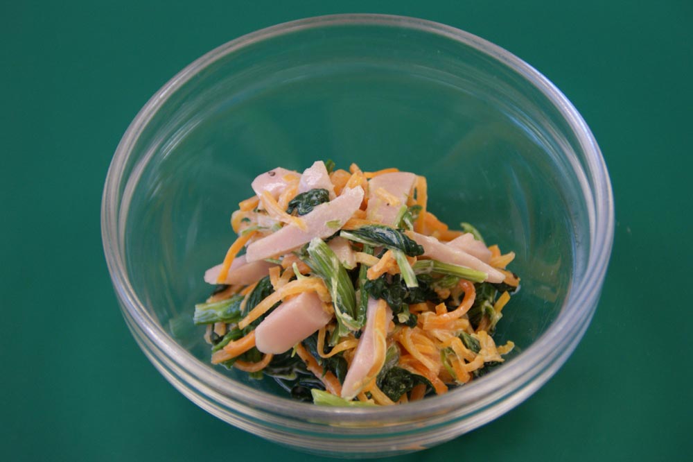 ほうれん草と魚肉ソーセージのサラダ