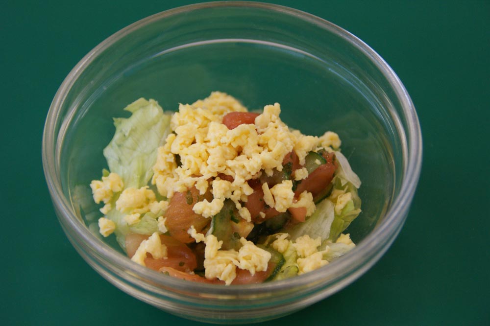 炒り卵のせサラダ