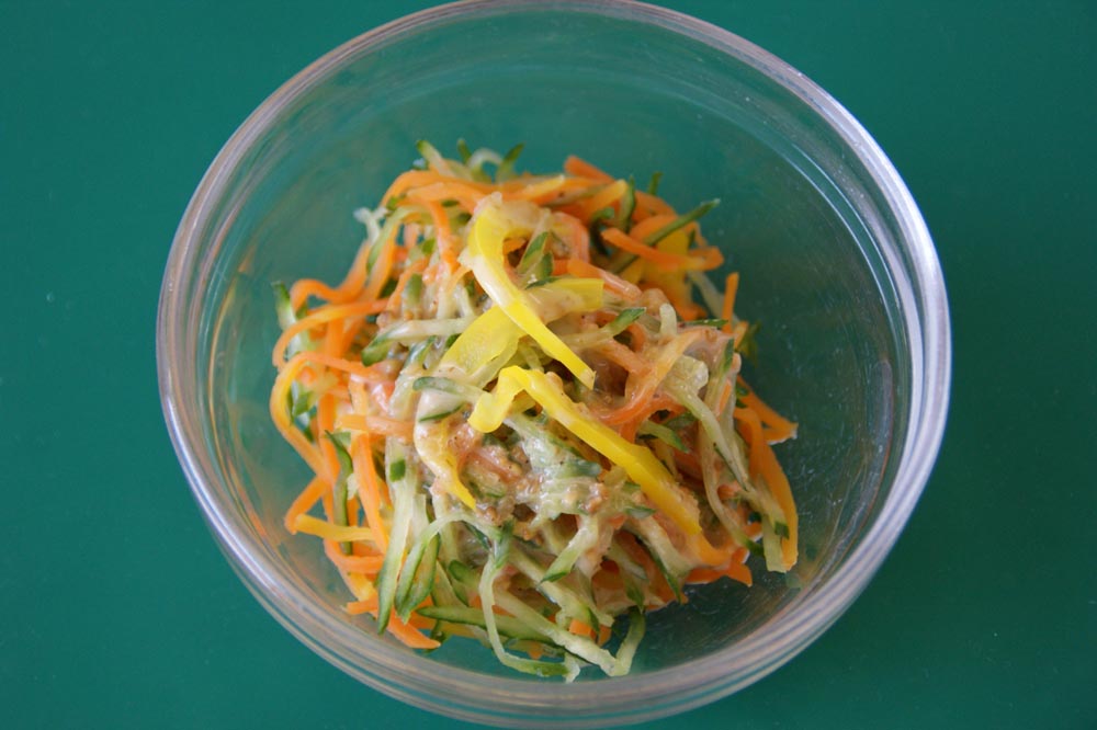 人参と胡瓜のサラダ胡麻ドレかけ