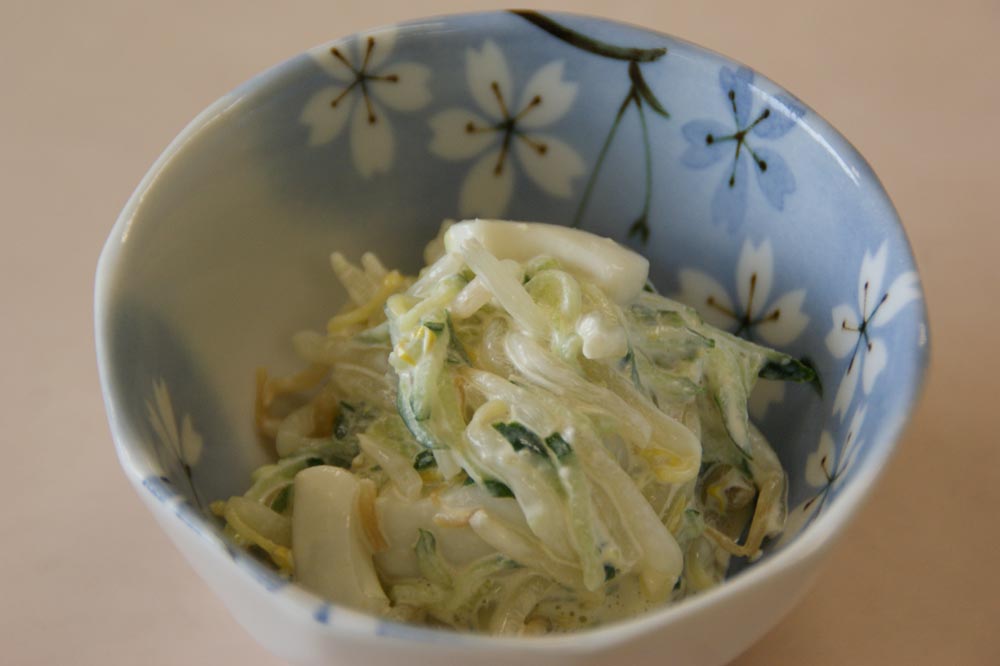 もやしとイカの味噌マヨ和え