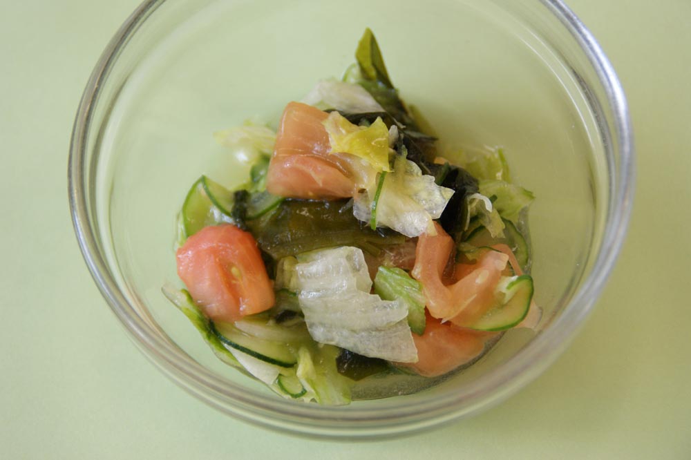 トマトと海藻のサラダ